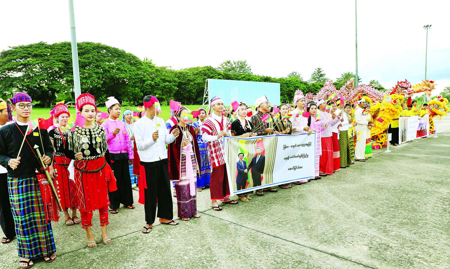 နိုင်ငံတော်လုံခြုံရေးနှင့် အေးချမ်းသာယာရေးကော်မရှင်ဥက္ကဋ္ဌ ဦးဆောင်သည့် မြန်မာအဆင့်မြင့်ကိုယ်စားလှယ်အဖွဲ့အား ပြည်သူလူထုများက သောင်းသောင်းဖြဖြ ကြိုဆိုနှုတ်ဆက် (၆-၉-၂၀၂၅)